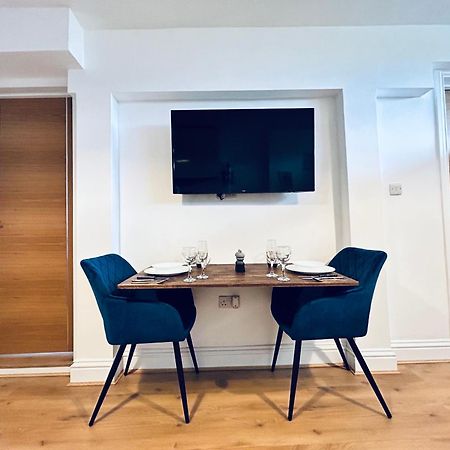 Private 2 Bed Guest House - Van Parking, M25 & A1 Connections 포터스바 외부 사진