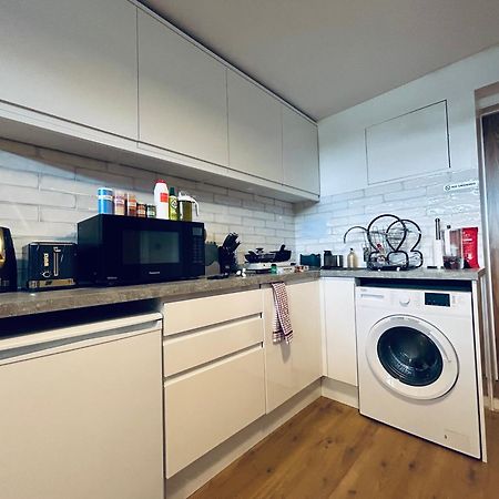 Private 2 Bed Guest House - Van Parking, M25 & A1 Connections 포터스바 외부 사진