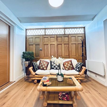 Private 2 Bed Guest House - Van Parking, M25 & A1 Connections 포터스바 외부 사진