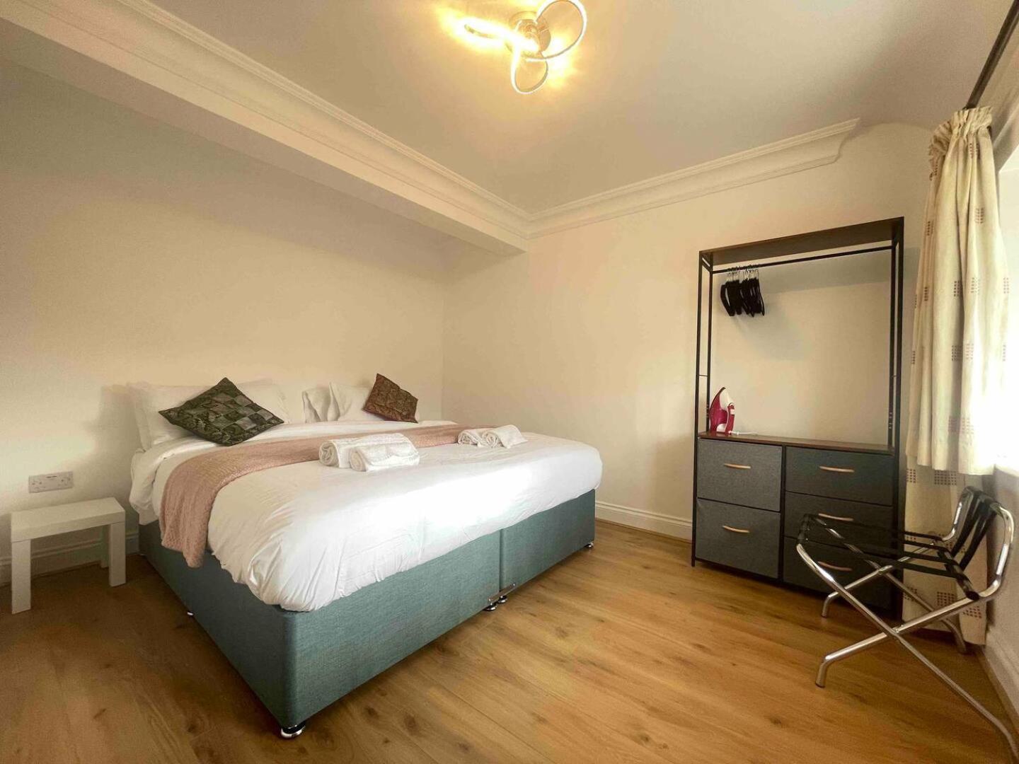 Private 2 Bed Guest House - Van Parking, M25 & A1 Connections 포터스바 외부 사진