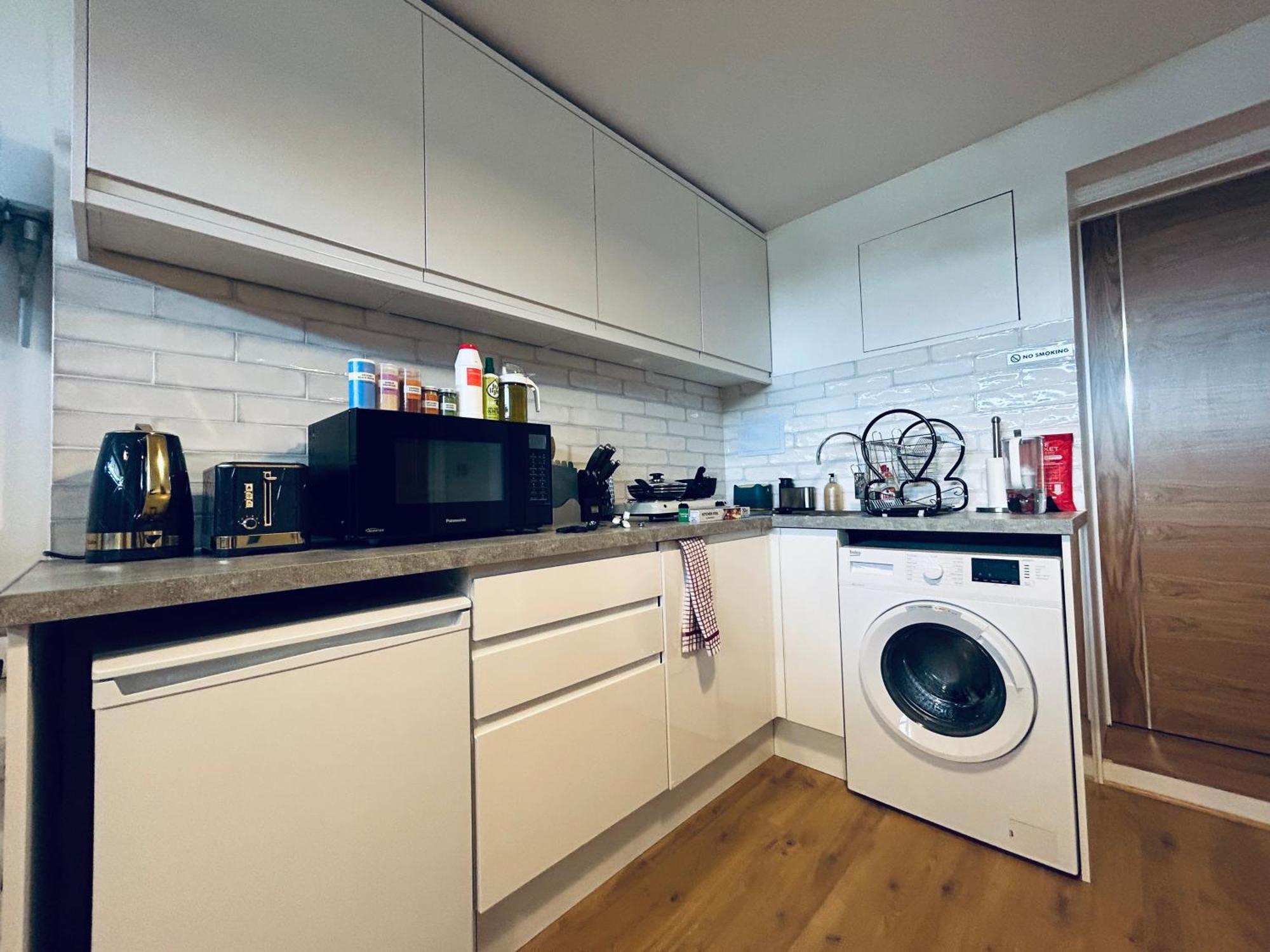 Private 2 Bed Guest House - Van Parking, M25 & A1 Connections 포터스바 외부 사진