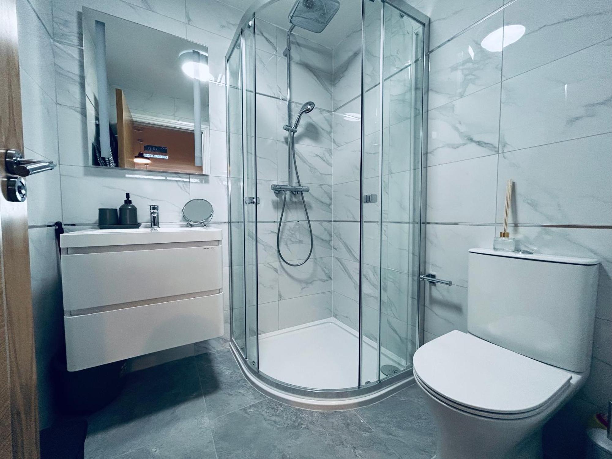 Private 2 Bed Guest House - Van Parking, M25 & A1 Connections 포터스바 외부 사진