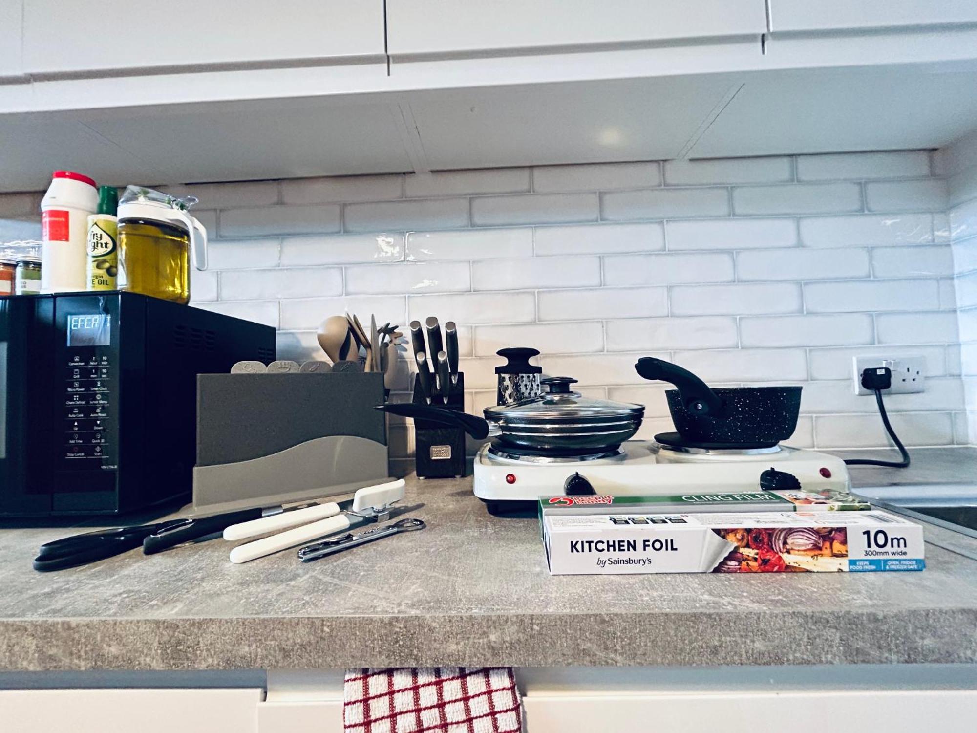 Private 2 Bed Guest House - Van Parking, M25 & A1 Connections 포터스바 외부 사진